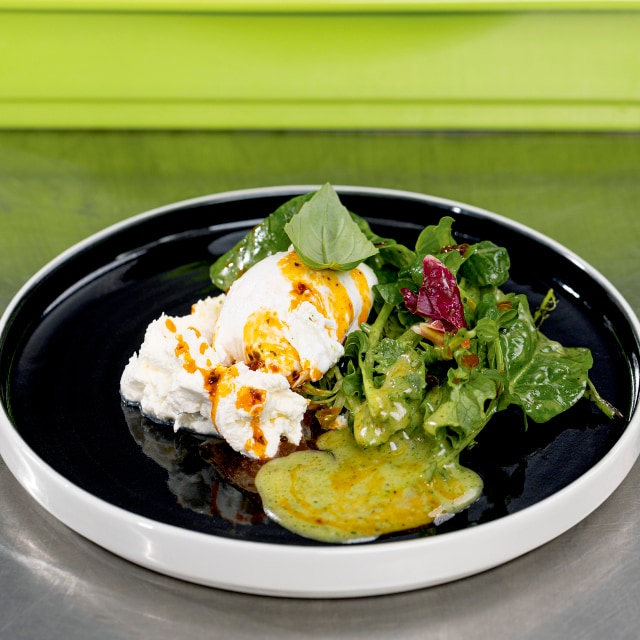 Serek labneh/ jajka w koszulce/ oliwa z czerwonym pesto/ selekcja sałat/ emulsja ziołowa